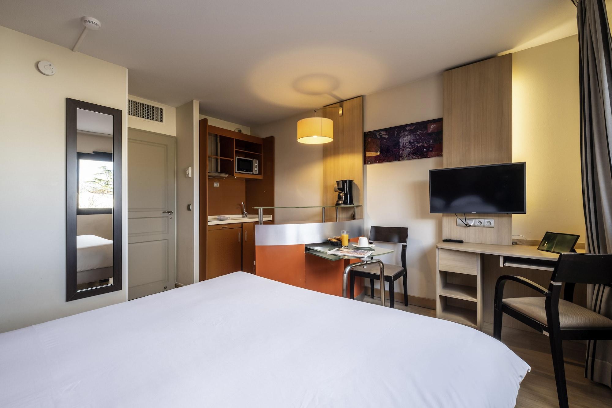 Clarion Aparthotel Toulouse Blagnac Airport Bagian luar foto