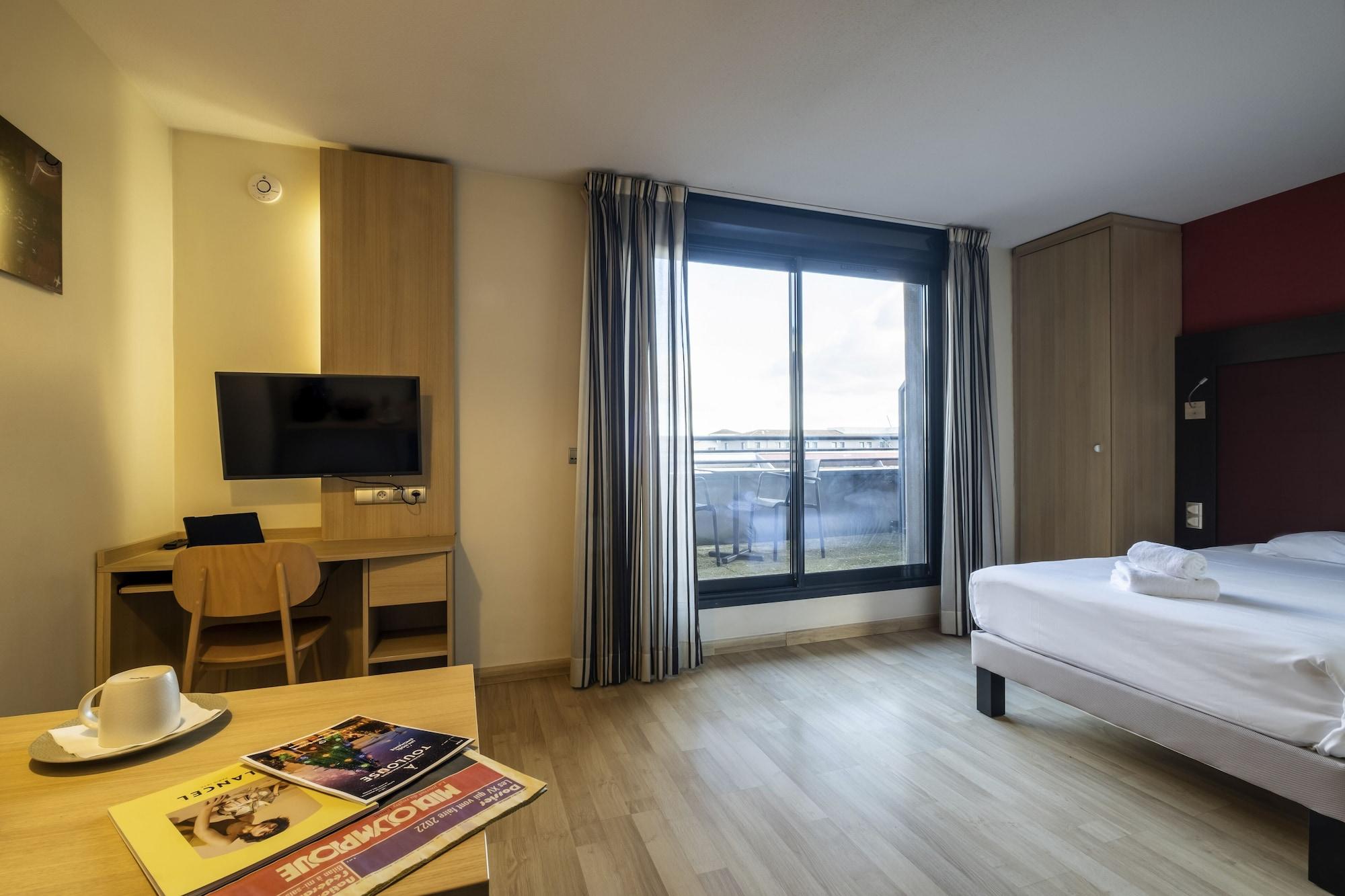 Clarion Aparthotel Toulouse Blagnac Airport Bagian luar foto