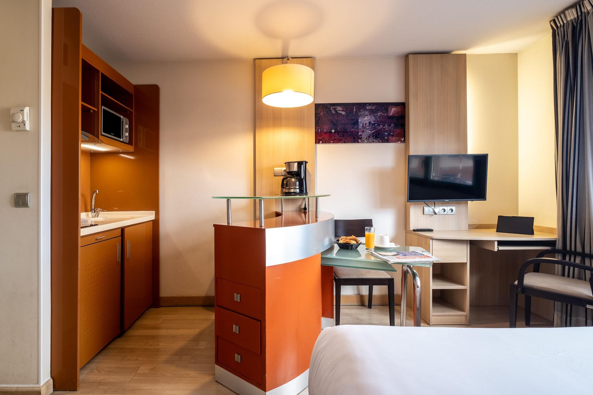 Clarion Aparthotel Toulouse Blagnac Airport Bagian luar foto
