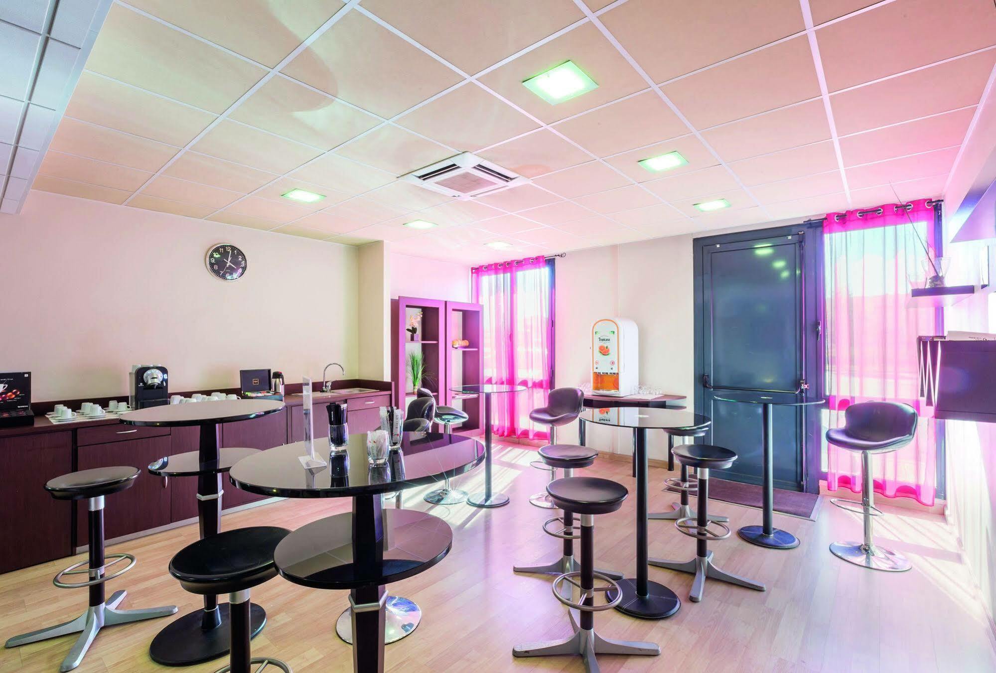 Clarion Aparthotel Toulouse Blagnac Airport Bagian luar foto