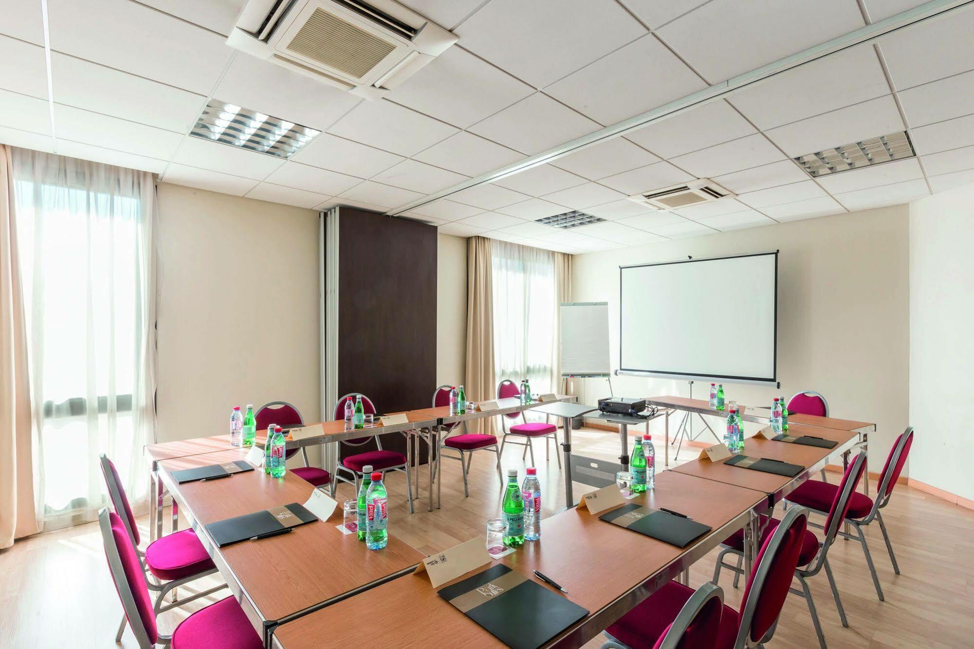 Clarion Aparthotel Toulouse Blagnac Airport Bagian luar foto